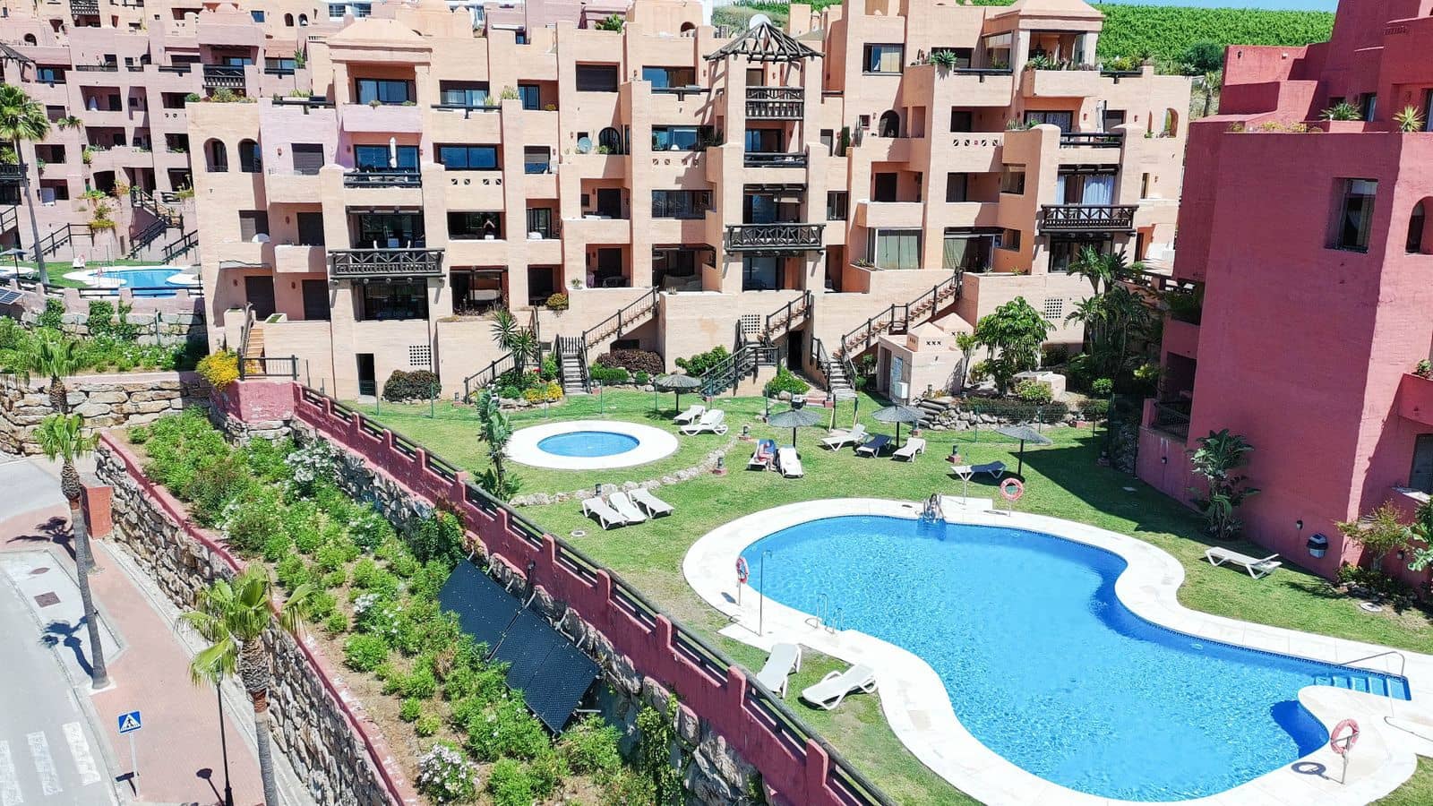 2 bedroom Apartment for sale in La Duquesa / Puerto de la Duquesa with pool - € 279,000 (Ref: 10004602)