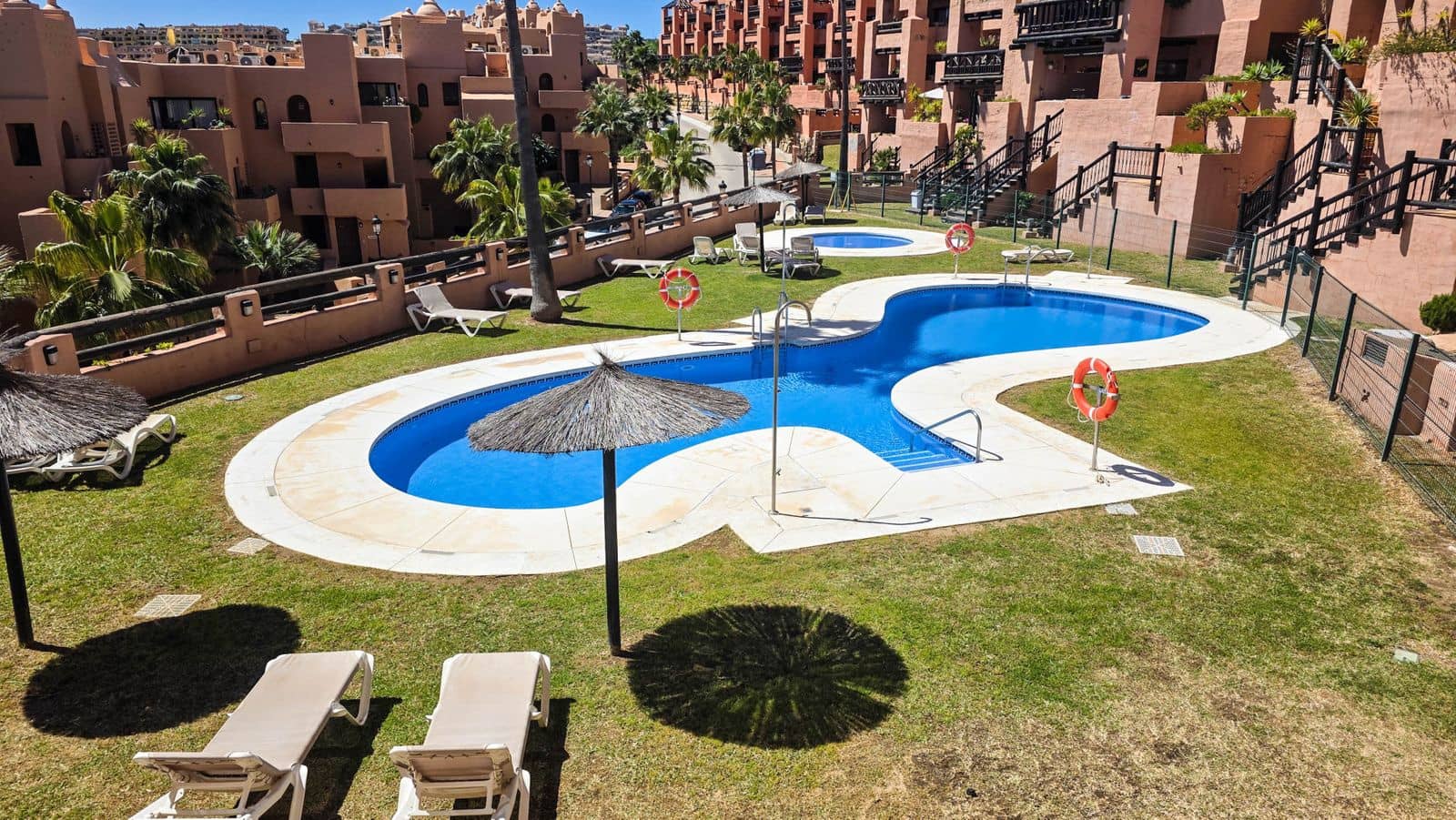 2 bedroom Apartment for sale in La Duquesa / Puerto de la Duquesa with pool - € 279,000 (Ref: 10004602)