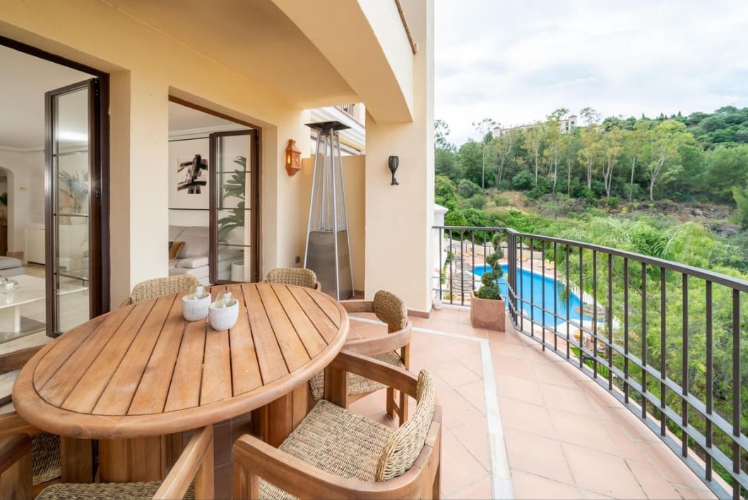 3 sovrum Lägenhet att hyra i Benahavis med pool - 3 000 € (Ref: 10006021)