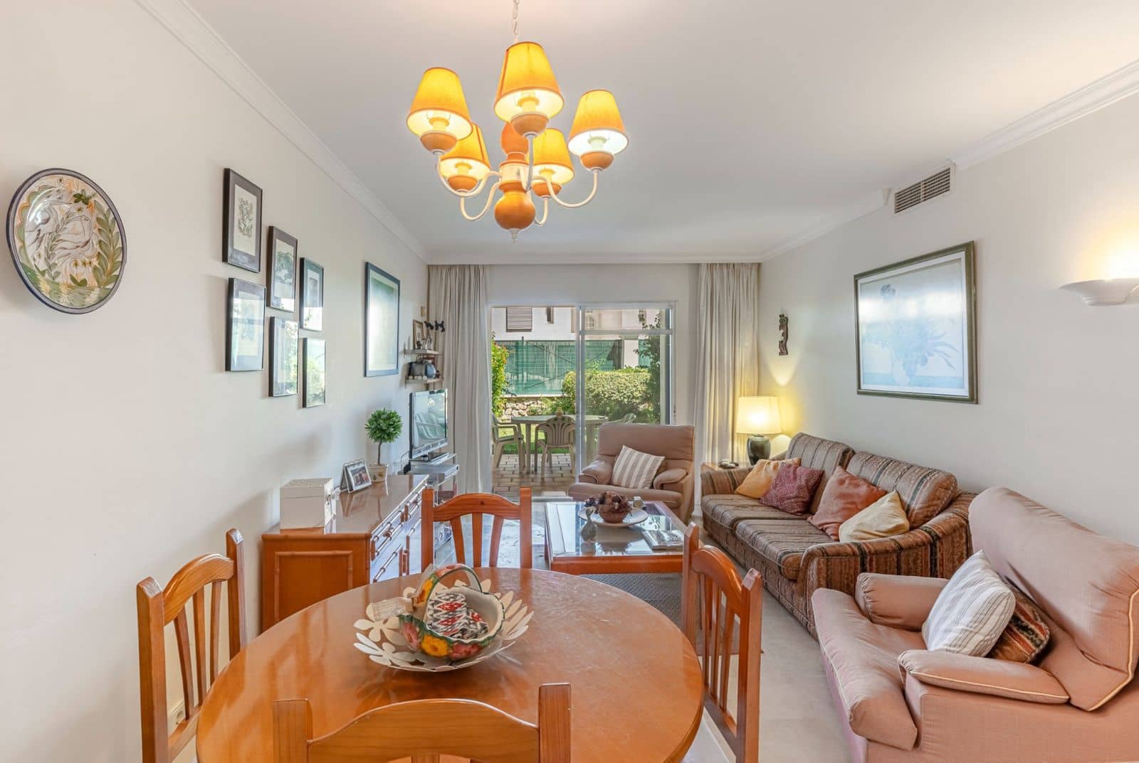 2 soveværelse Lejlighed til salg i Nueva Andalucia med swimmingpool garage - € 425.000 (Ref: 10006771)