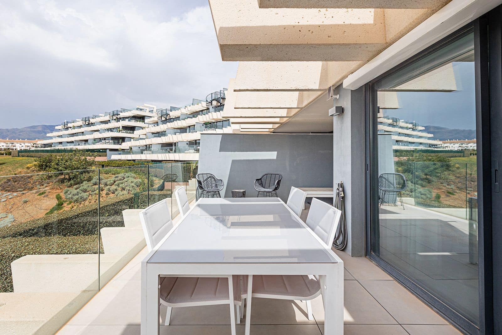 2 soveværelse Lejlighed til salg i New Golden Mile med swimmingpool - € 469.000 (Ref: 10006855)