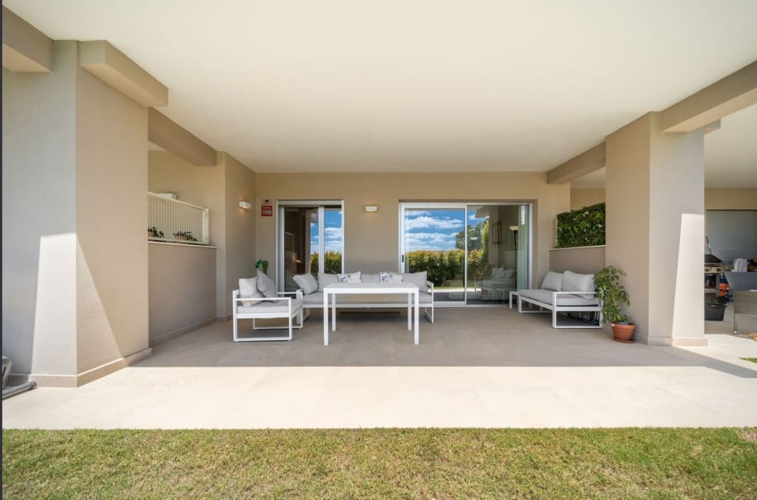 2 bedroom Apartment for sale in Estepona - € 345,000 (Ref: 10007594)