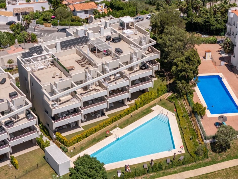 2 bedroom Apartment for sale in Estepona - € 345,000 (Ref: 10007594)