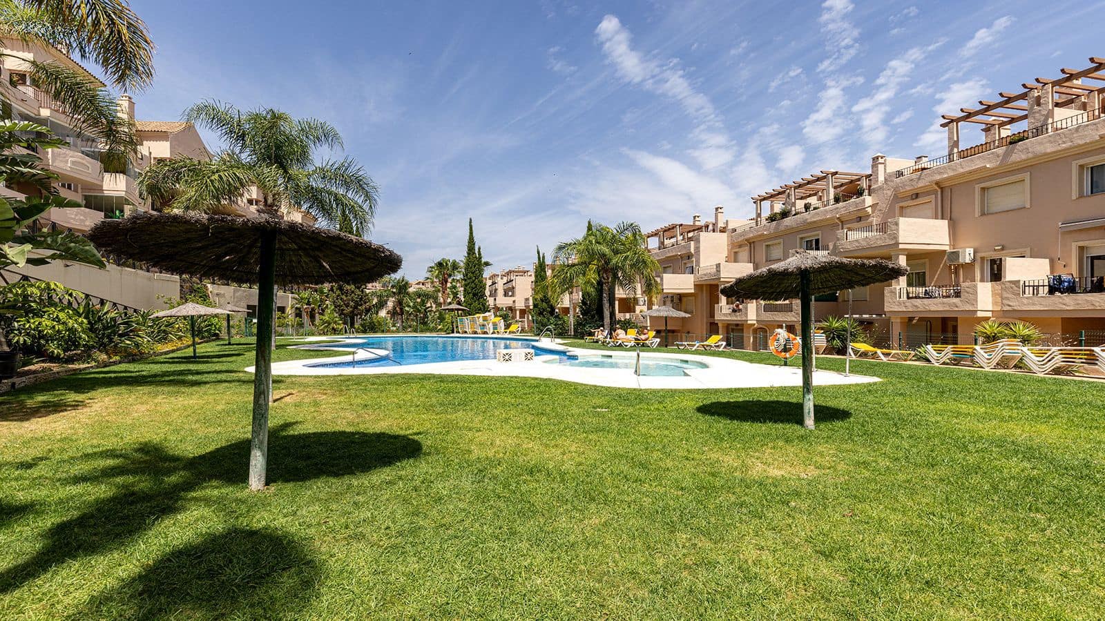 2 bedroom Apartment for sale in La Duquesa / Puerto de la Duquesa with pool garage - € 279,000 (Ref: 10007686)