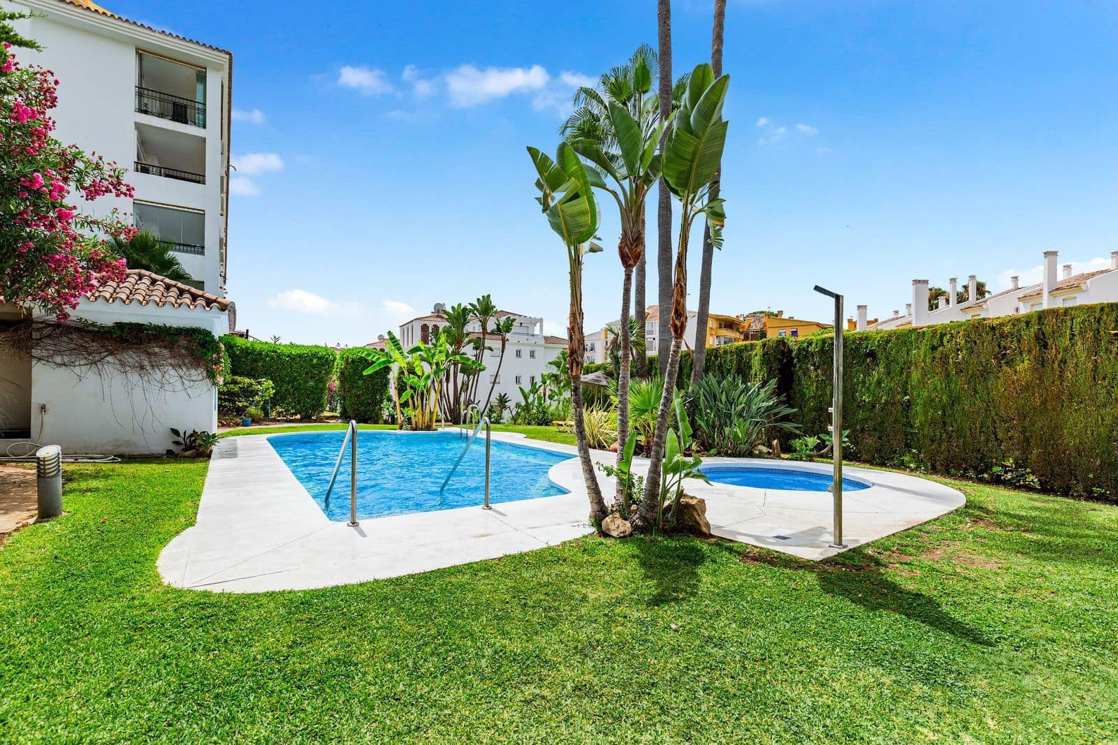Apartamento de 2 habitaciones en Calahonda en venta con piscina garaje - 369.000 € (Ref: 10007816)