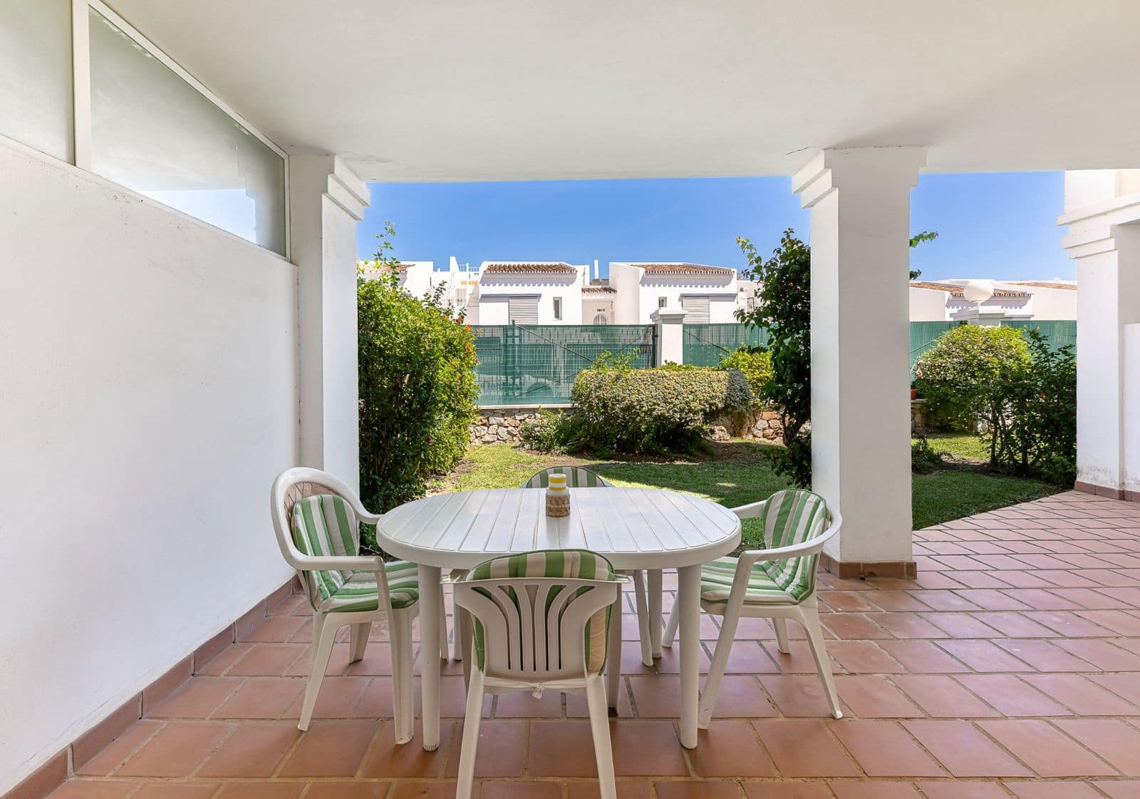 2 soverom Leilighet til salgs i Nueva Andalucia med svømmebasseng garasje - € 425 000 (Ref: 10009523)