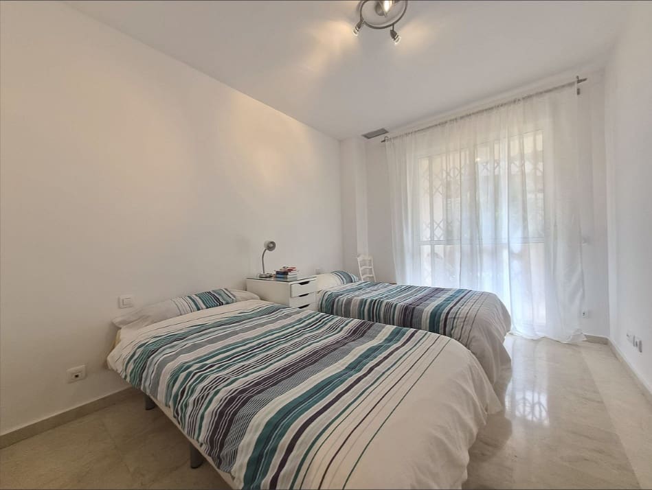 2 bedroom Apartment for sale in La Duquesa / Puerto de la Duquesa with pool garage - € 270,000 (Ref: 10009586)