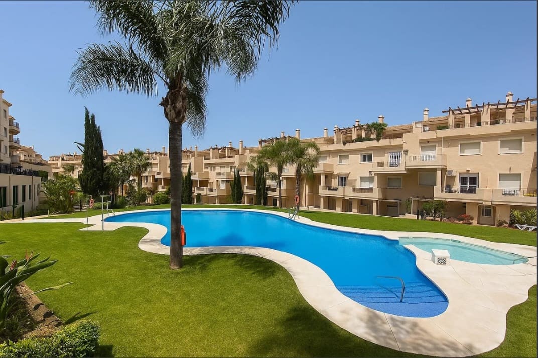 2 bedroom Apartment for sale in La Duquesa / Puerto de la Duquesa with pool garage - € 270,000 (Ref: 10009586)