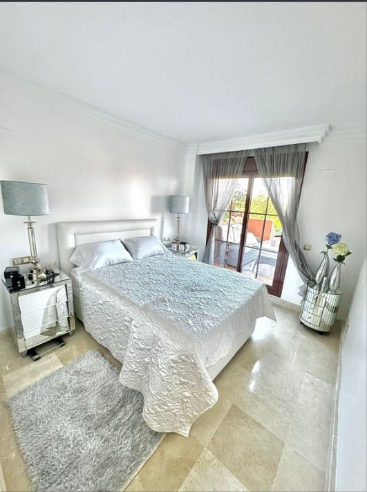 2 bedroom Apartment for rent in Benahavis with pool - € 3,000 (Ref: 10011880)