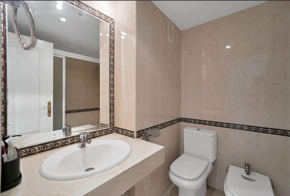 2 sovrum Lägenhet att hyra i Nueva Andalucia med pool garage - 3 000 € (Ref: 10011930)