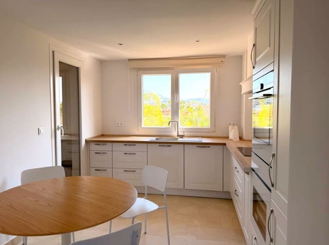Appartement de 2 chambres à louer à Benahavís avec piscine - 2 700 € (Ref: 10012188)