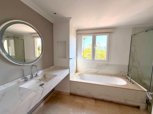 Appartement de 2 chambres à louer à Benahavís avec piscine - 2 700 € (Ref: 10012188)