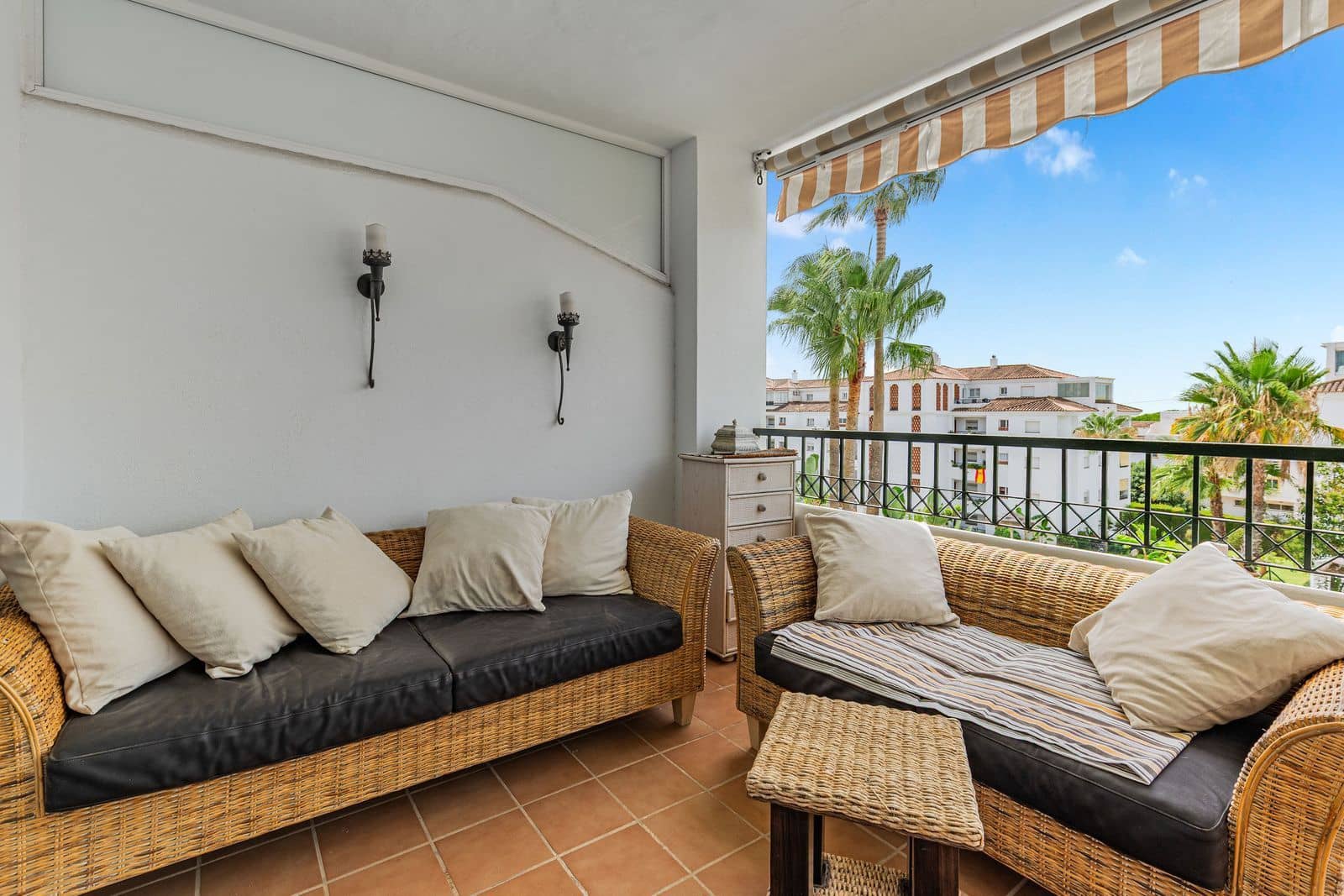 Apartamento de 2 habitaciones en Calahonda en venta con piscina garaje - 369.000 € (Ref: 10012335)