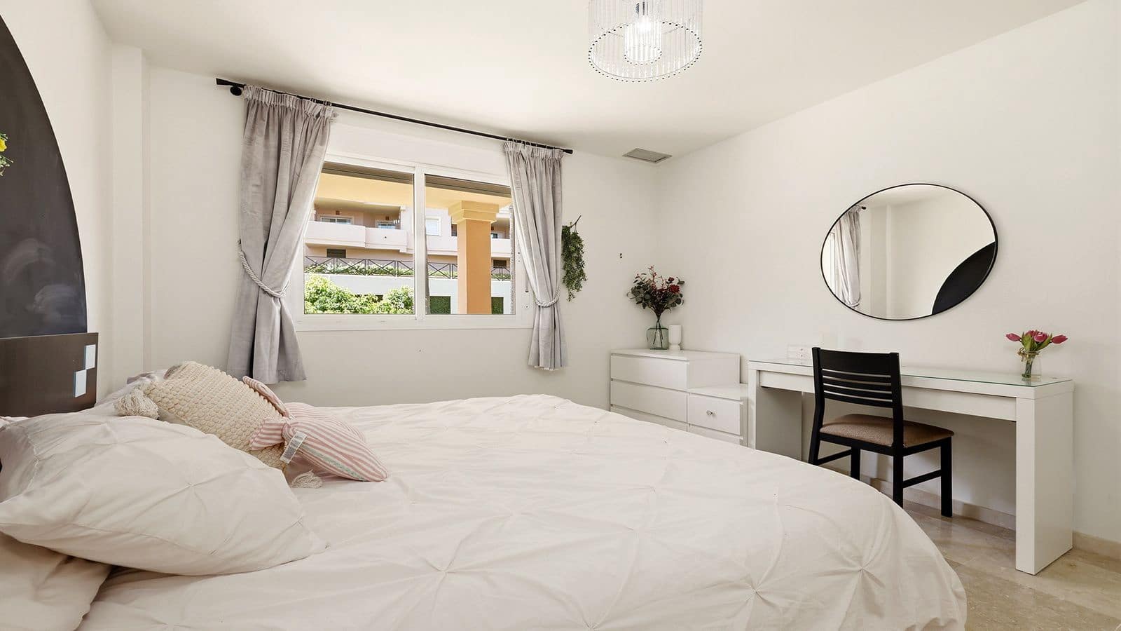 2 sypialnia Apartament na sprzedaż w La Duquesa / Puerto de la Duquesa z basenem garażem - 279 000 € (Ref: 10015574)