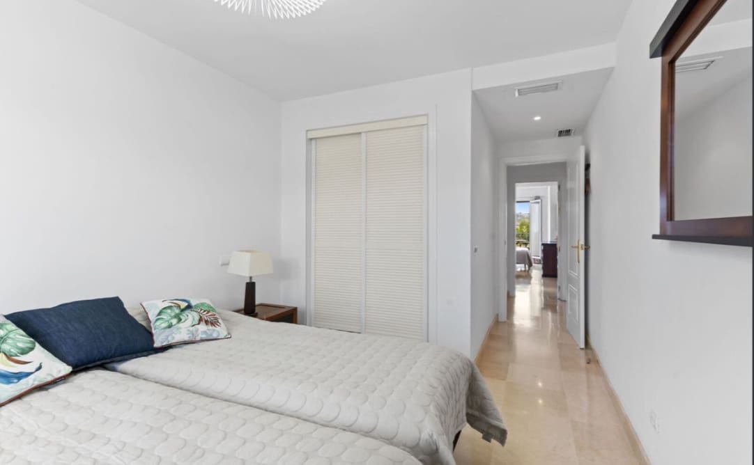 Appartement de 2 chambres à louer à Los Arqueros avec piscine garage - 2 100 € (Ref: 10017740)