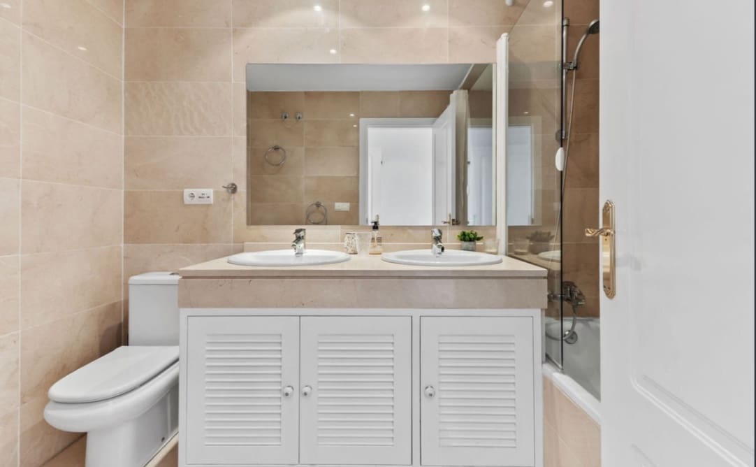 Appartement de 2 chambres à louer à Los Arqueros avec piscine garage - 2 100 € (Ref: 10017740)