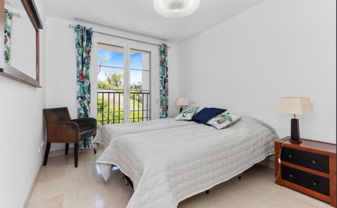 Appartement de 2 chambres à louer à Los Arqueros avec piscine garage - 2 100 € (Ref: 10017740)
