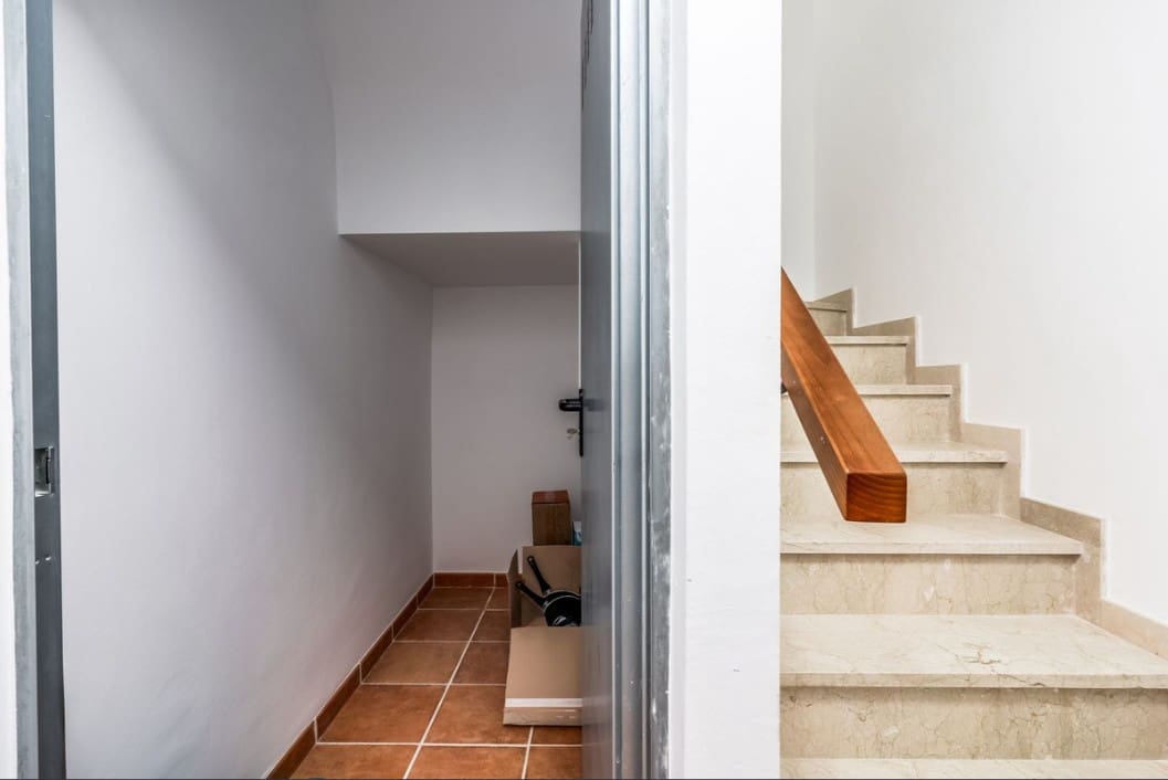 Maison de Ville de 3 chambres à louer à El Paraiso avec piscine garage - 3 200 € (Ref: 10018694)