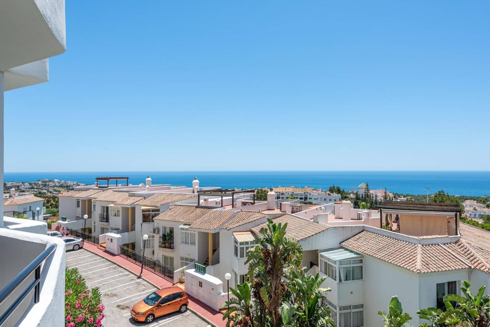 2 bedroom Apartment for sale in Calahonda with pool - € 359,000 (Ref: 10018730)