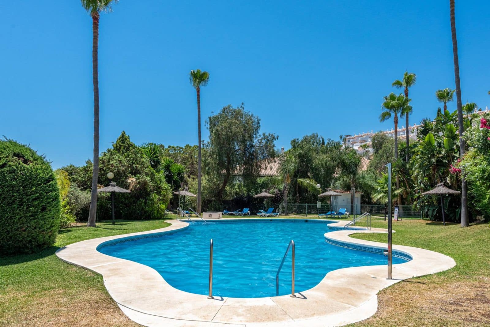 2 bedroom Apartment for sale in Calahonda with pool - € 359,000 (Ref: 10018730)