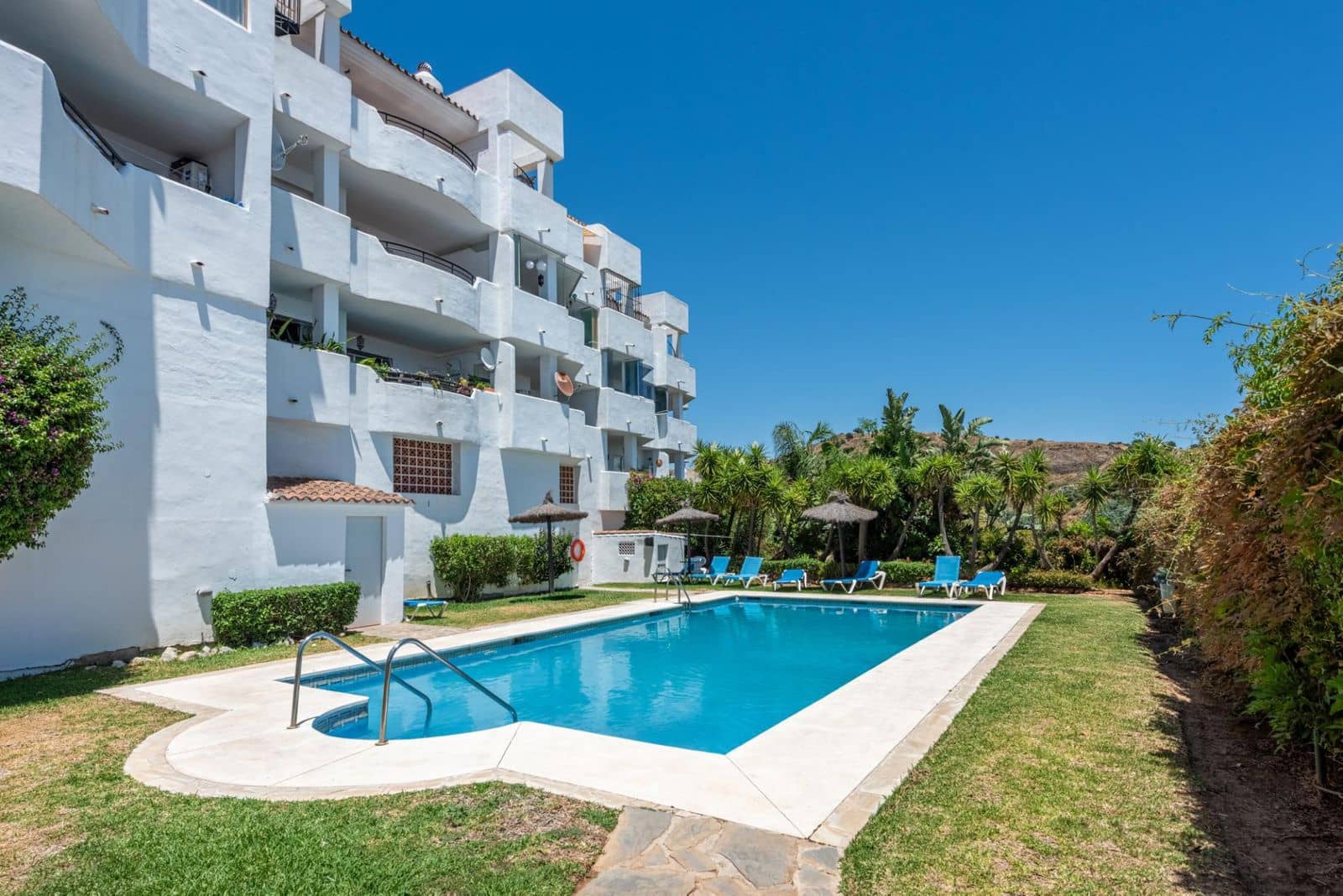 2 bedroom Apartment for sale in Calahonda with pool - € 359,000 (Ref: 10018730)