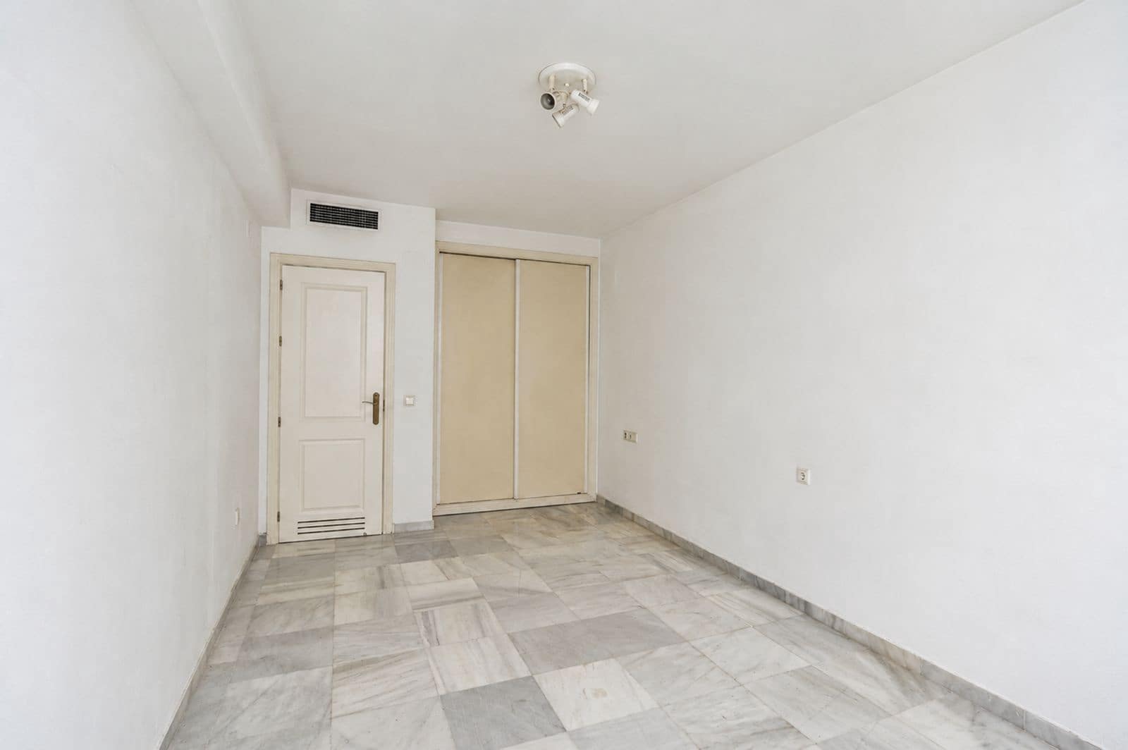 Apartamento de 3 habitaciones en Nueva Andalucia en venta con piscina garaje - 495.000 € (Ref: 10018731)
