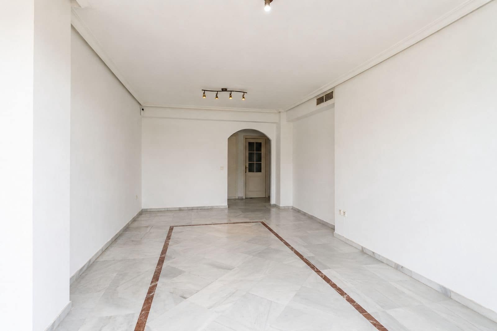 Apartamento de 3 habitaciones en Nueva Andalucia en venta con piscina garaje - 495.000 € (Ref: 10018731)