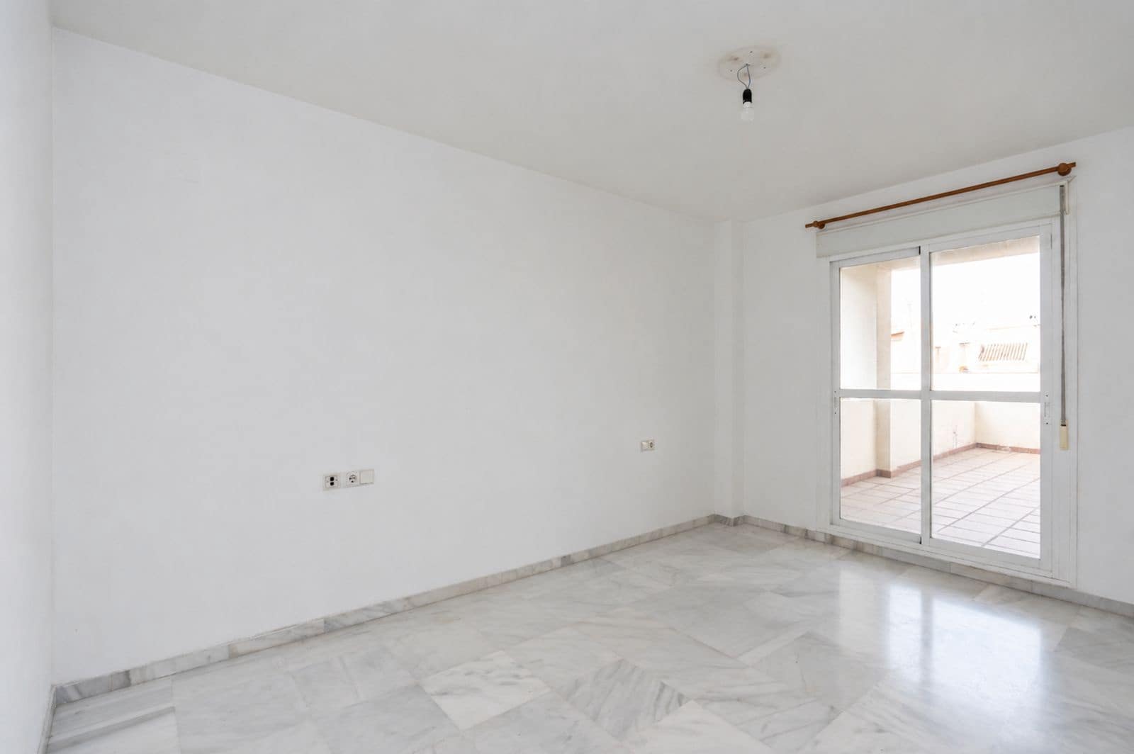 Apartamento de 3 habitaciones en Nueva Andalucia en venta con piscina garaje - 495.000 € (Ref: 10018731)