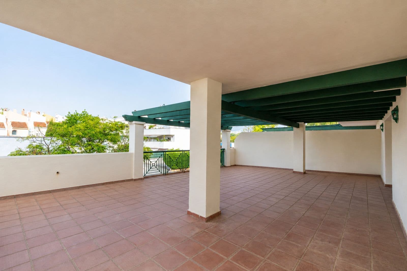 Apartamento de 3 habitaciones en Nueva Andalucia en venta con piscina garaje - 495.000 € (Ref: 10018731)