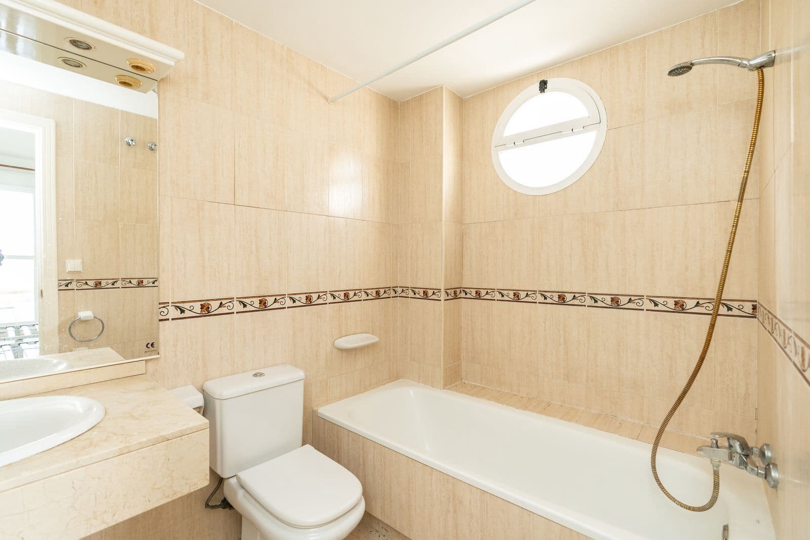 Apartamento de 3 habitaciones en Nueva Andalucia en venta con piscina garaje - 495.000 € (Ref: 10018731)