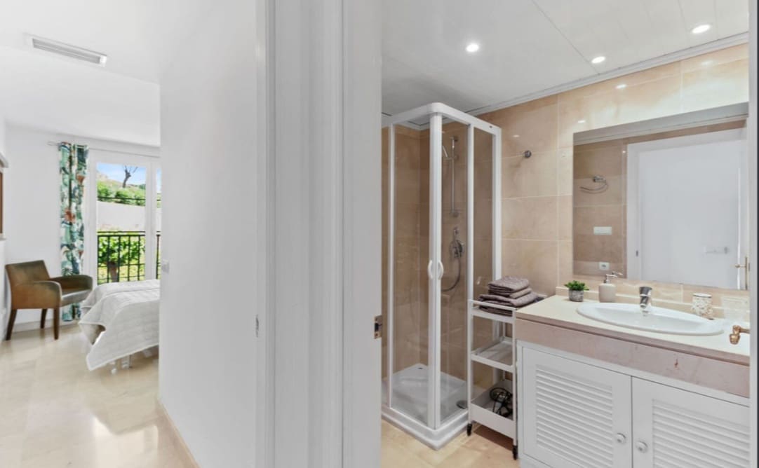 2 Zimmer Apartment zu vermieten in Benahavis mit Pool Garage - 2.100 € (Ref: 10019450)