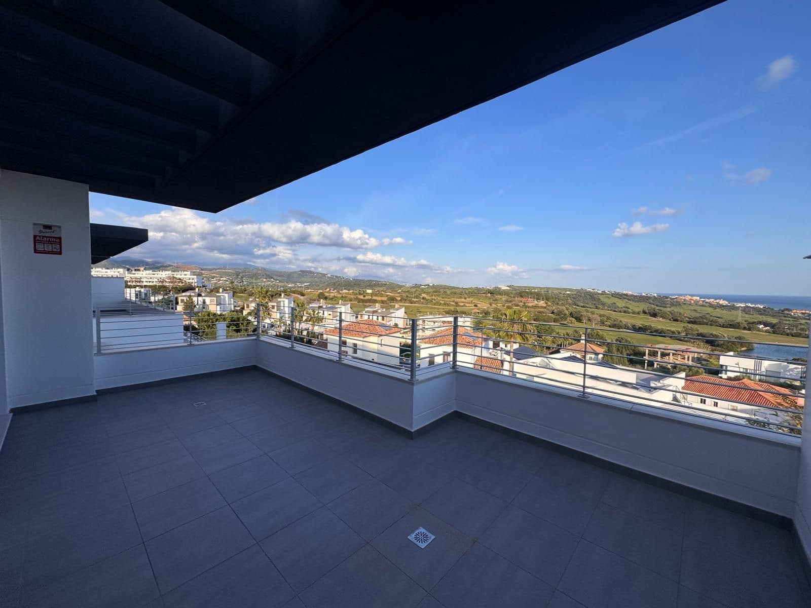 2 bedroom Penthouse for sale in Estepona with pool garage - € 399,900 (Ref: 10019547)