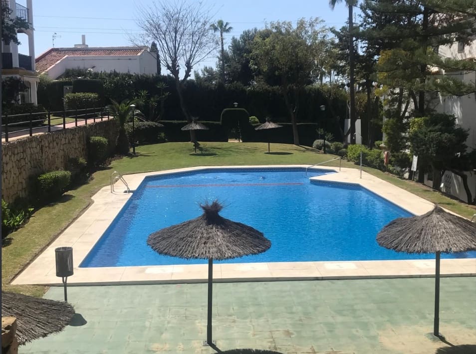 2 sypialnia Penthouse na sprzedaż w Estepona z basenem garażem - 345 000 € (Ref: 10020894)