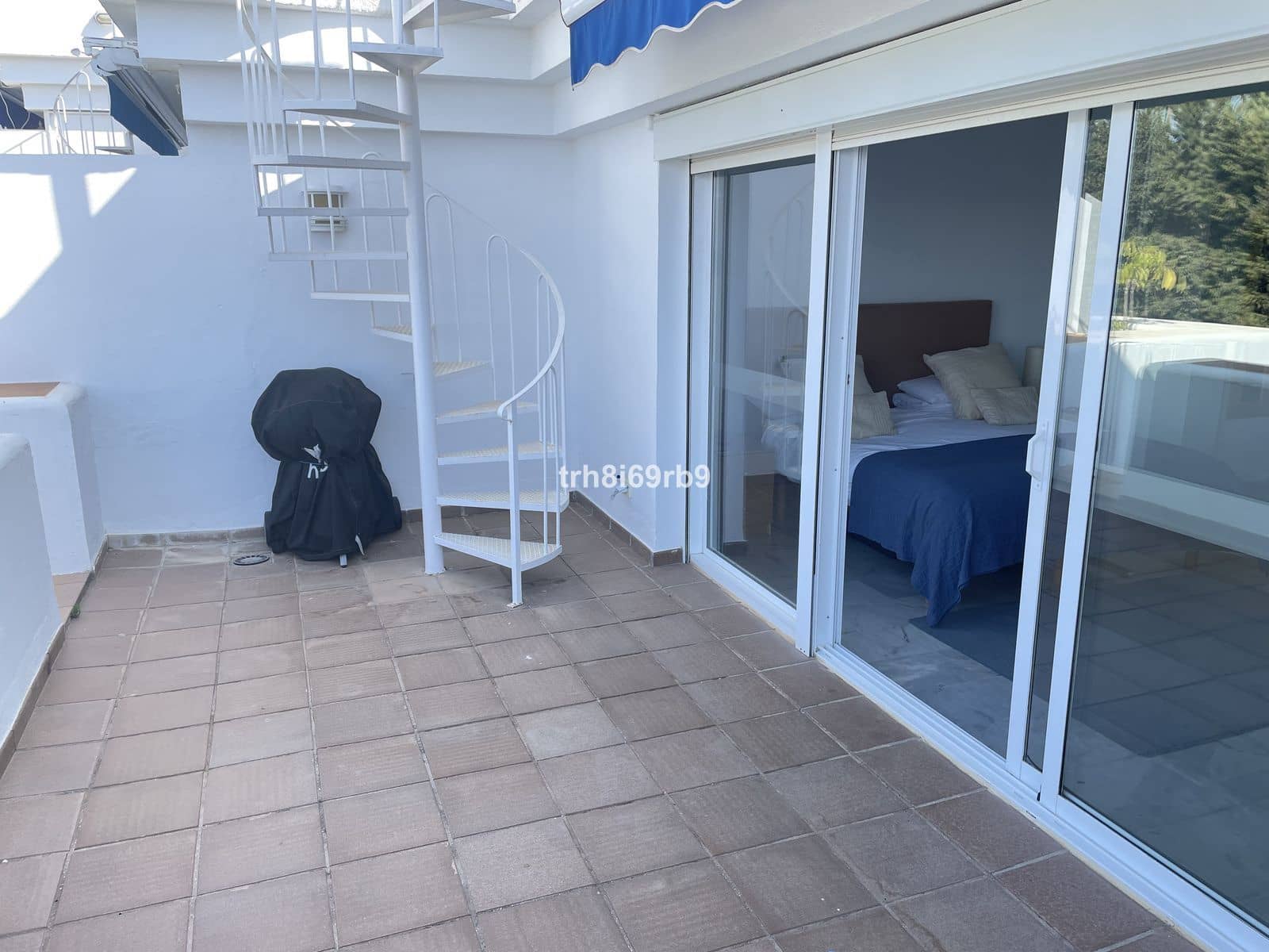 3 bedroom Penthouse for sale in Estepona with pool - € 449,950 (Ref: 10024071)