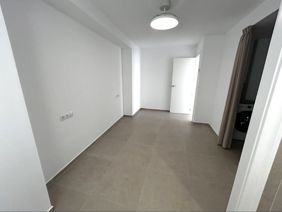 3 quarto Apartamento para arrendar em Estepona - 2 300 € (Ref: 10025827)
