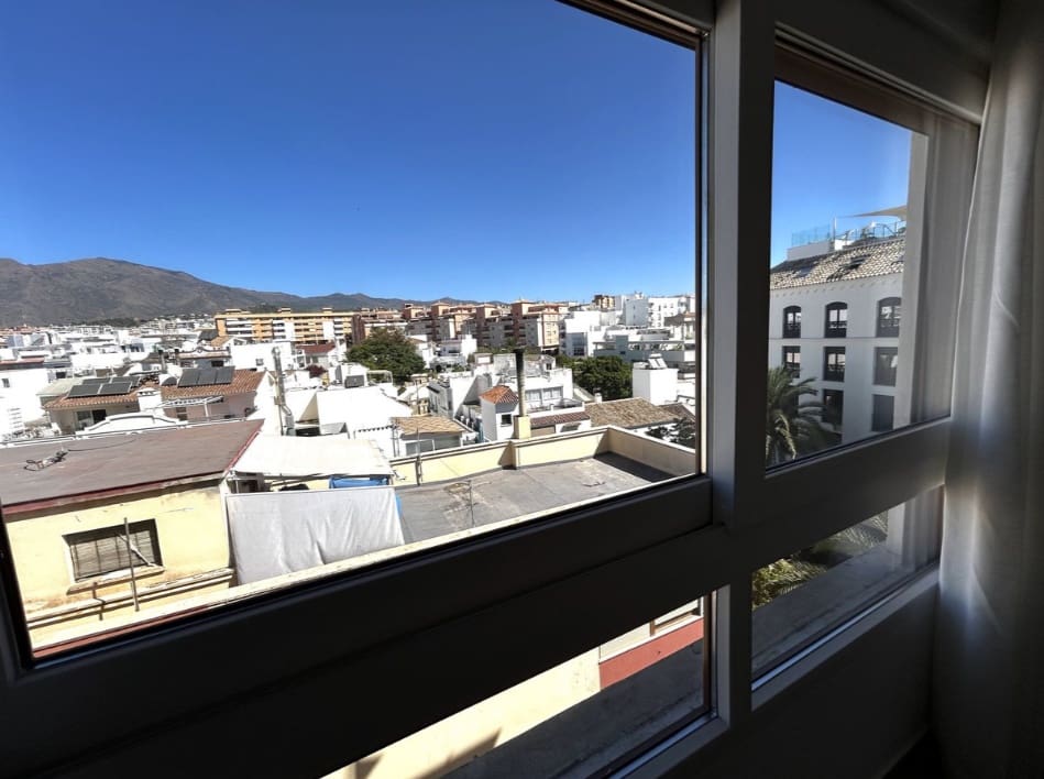 3 quarto Apartamento para arrendar em Estepona - 2 300 € (Ref: 10025827)