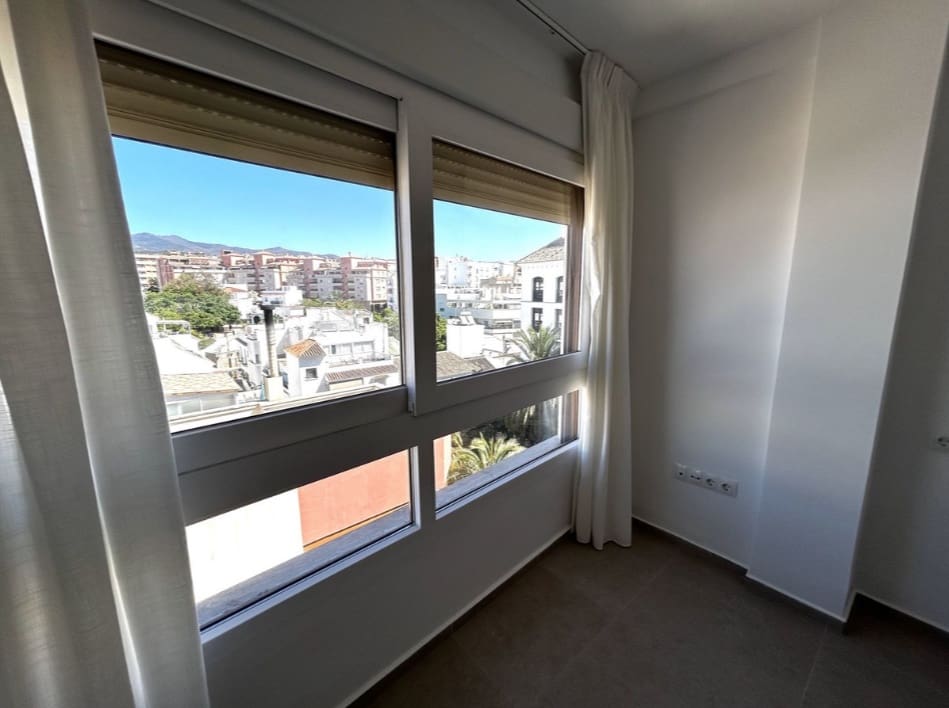3 quarto Apartamento para arrendar em Estepona - 2 300 € (Ref: 10025827)