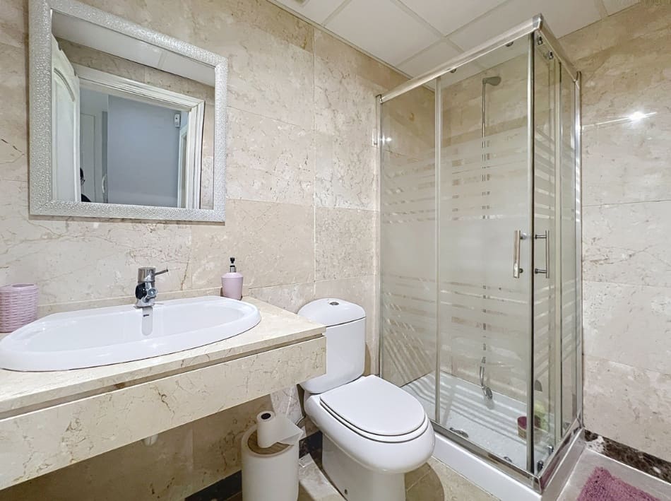 2 bedroom Apartment for sale in La Duquesa / Puerto de la Duquesa with pool garage - € 289,000 (Ref: 10025908)