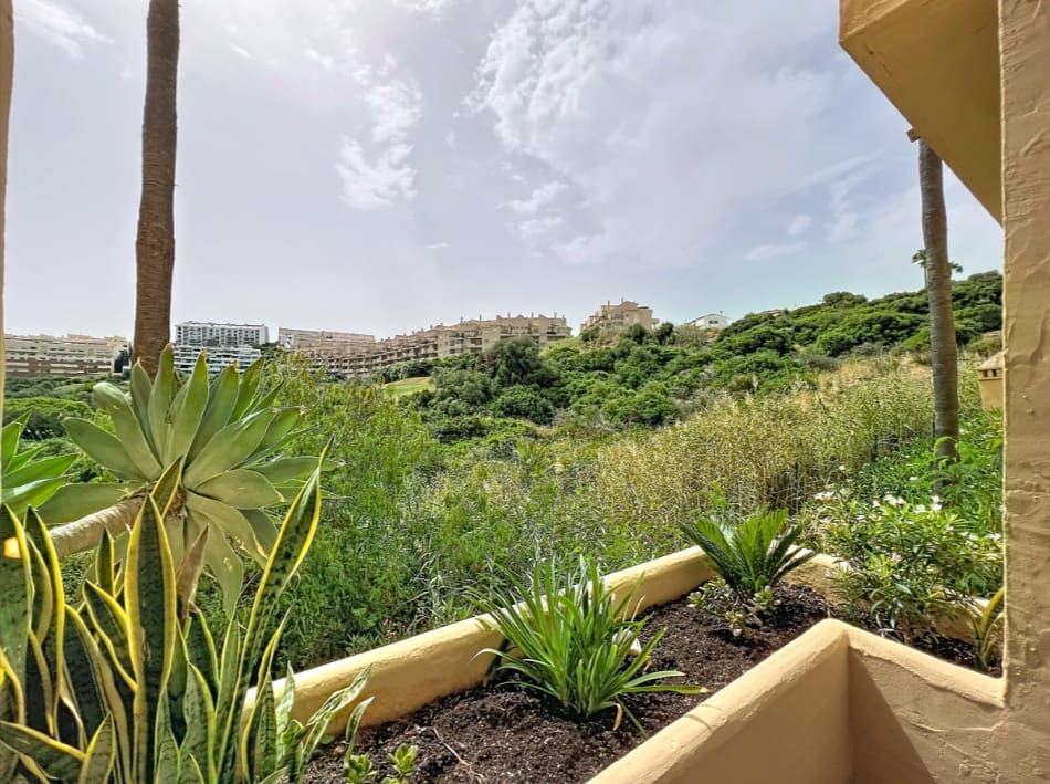 2 bedroom Apartment for sale in La Duquesa / Puerto de la Duquesa with pool garage - € 289,000 (Ref: 10025908)