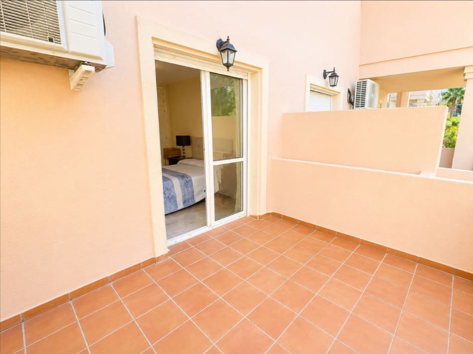 2 bedroom Apartment for sale in La Duquesa / Puerto de la Duquesa with pool garage - € 299,900 (Ref: 10028854)