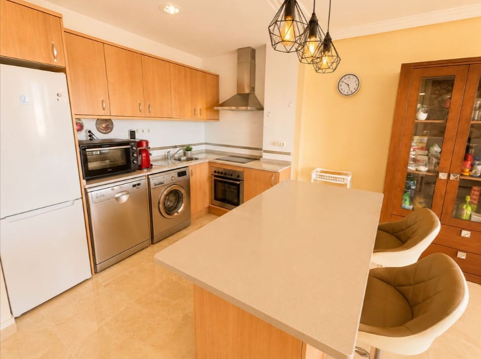2 bedroom Apartment for sale in La Duquesa / Puerto de la Duquesa with pool garage - € 299,900 (Ref: 10028854)