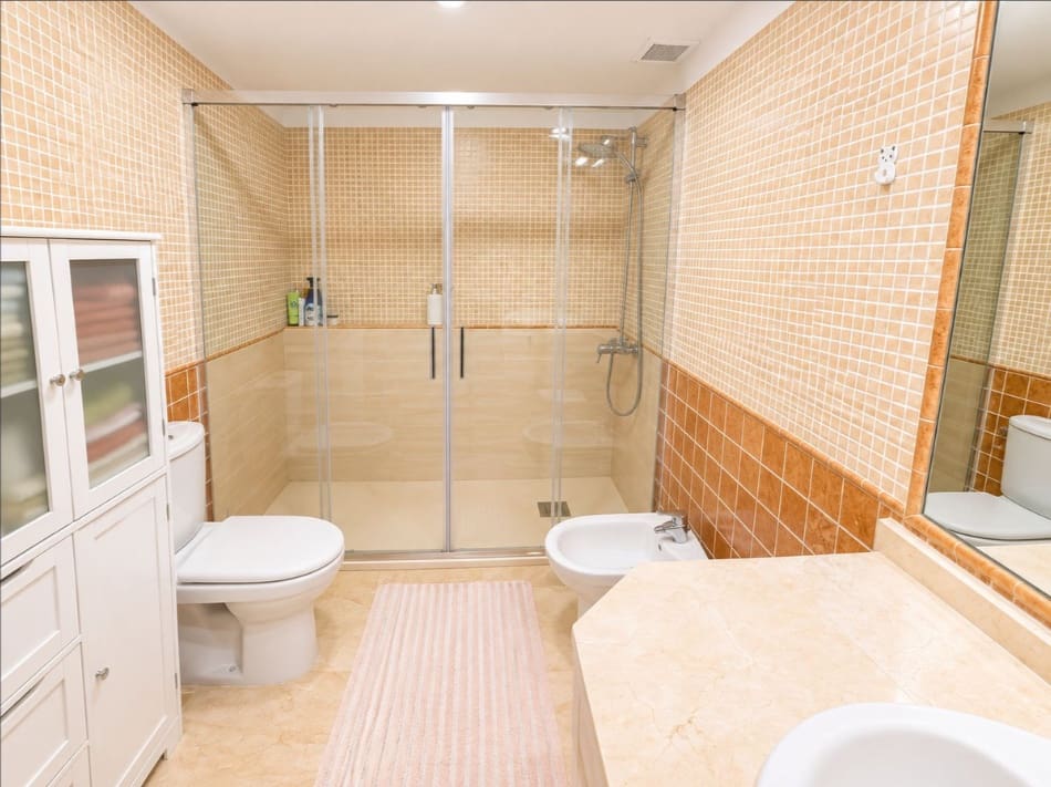2 bedroom Apartment for sale in La Duquesa / Puerto de la Duquesa with pool garage - € 299,900 (Ref: 10028854)