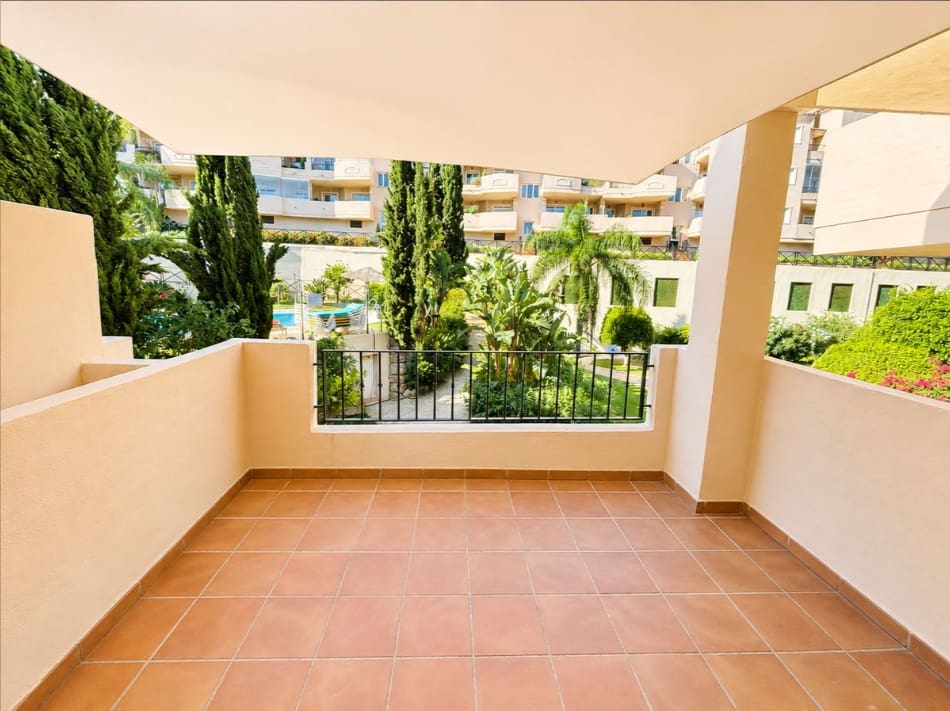 2 bedroom Apartment for sale in La Duquesa / Puerto de la Duquesa with pool garage - € 299,900 (Ref: 10028854)