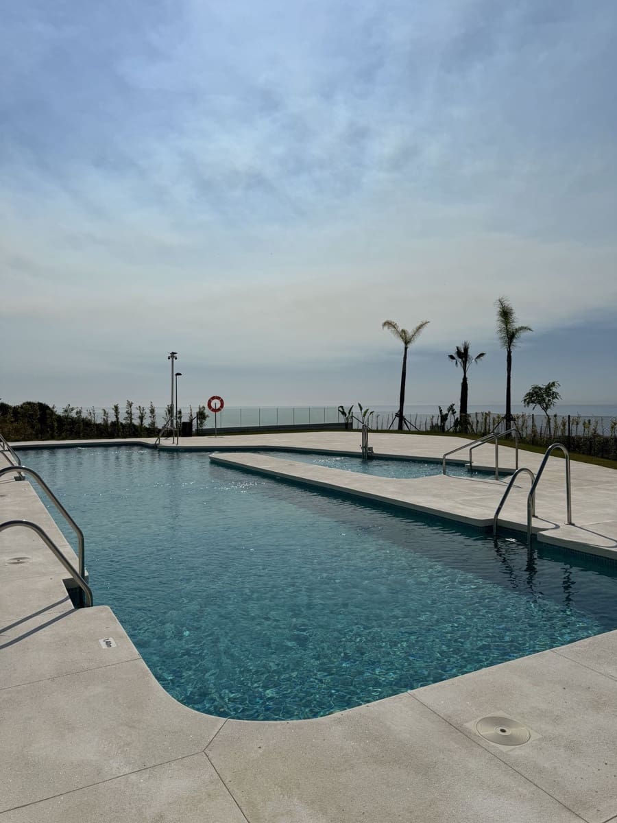 Apartamento de 2 habitaciones en La Duquesa / Puerto de la Duquesa en venta con piscina - 449.000 € (Ref: 10028855)
