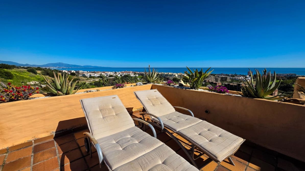 3 quarto Penthouse para venda em La Duquesa / Puerto de la Duquesa com piscina - 495 000 € (Ref: 10030515)