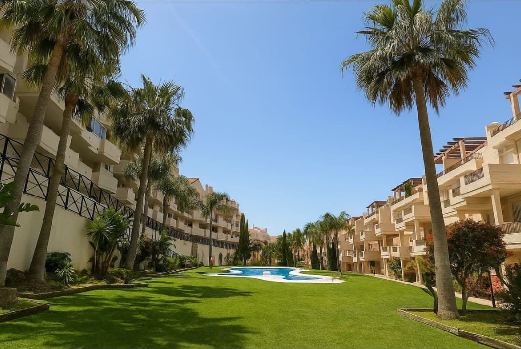 2 bedroom Apartment for sale in La Duquesa / Puerto de la Duquesa with pool - € 270,000 (Ref: 10030516)