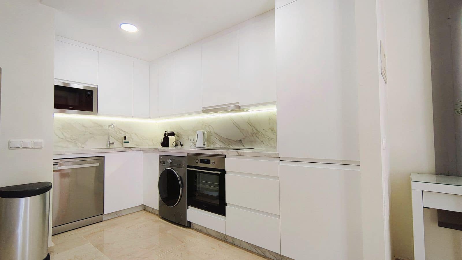 2 sypialnia Apartament na sprzedaż w Nueva Andalucia z basenem garażem - 459 000 € (Ref: 10032023)