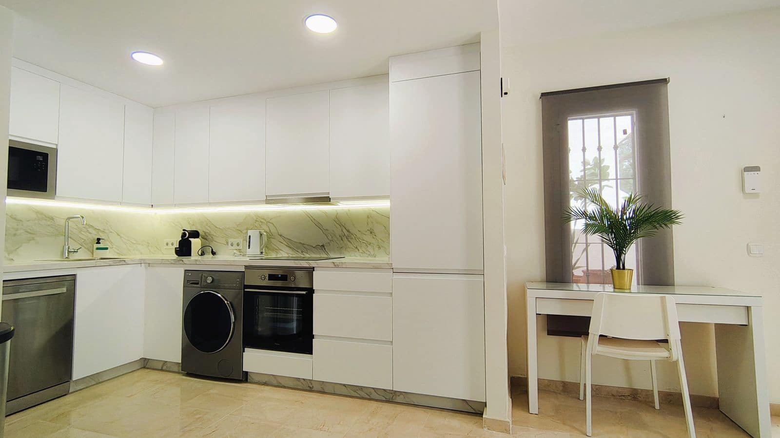 2 sypialnia Apartament na sprzedaż w Nueva Andalucia z basenem garażem - 459 000 € (Ref: 10032023)