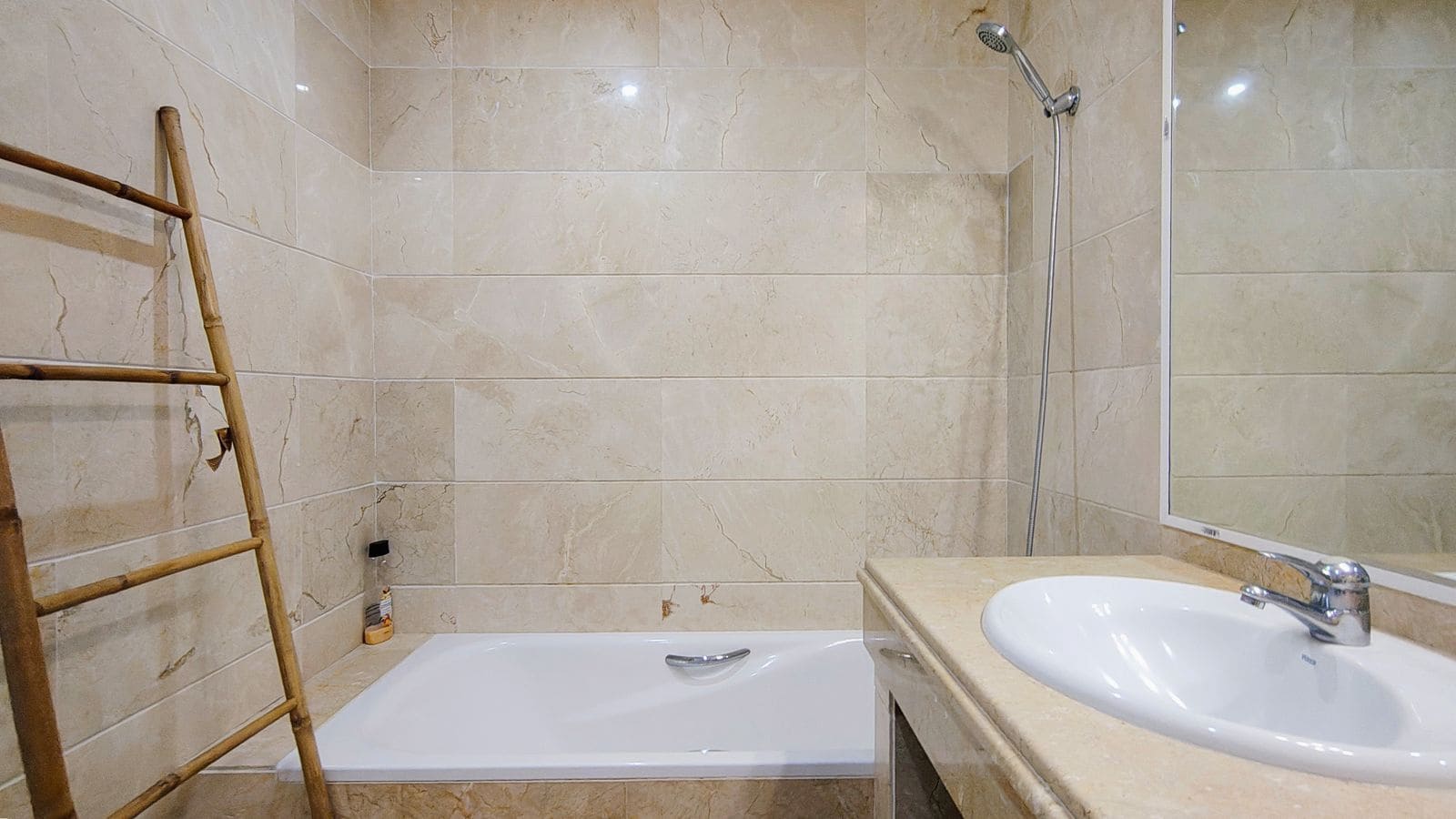 2 sypialnia Apartament na sprzedaż w Nueva Andalucia z basenem garażem - 459 000 € (Ref: 10032023)
