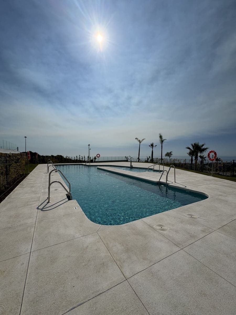 2 quarto Apartamento para venda em La Duquesa / Puerto de la Duquesa com piscina - 449 000 € (Ref: 10032076)